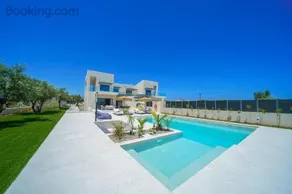 Aurea Estate Luxury Villas - Padel court - Image 5