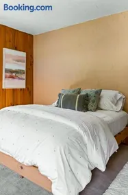 Spacious Mountain Retreat set on 7 acres & Pond - Image 4