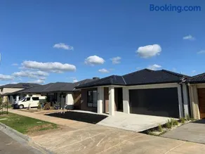New 4.5 BR Modern Home in Clyde, Victoria - Image 2