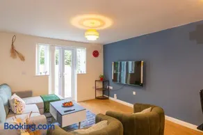 The Vogue Stay, 3 Bedrooms, 2 bathrooms, Ideal for JR & Oxford Hospitals, FREE CarPark, Conveniently located for Ring Road access, 2 miles from Oxford City Centre easy car & bus route - Image 3