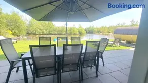 Ferienhaus Deluxe, direkt am See, mit hauseigener Panorama Außensauna, zwei Badezimmern, Tretboot, Kamin, in direkter nähe zum Kinderspieleparadies sowie Reit- und Ponyhof, 1 bis 8 Personen - Image 1