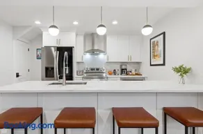Newly Renovated 3BR 2BA in Heart of Andersonville condo - Image 2
