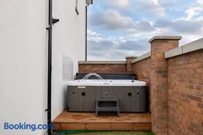 Hot Tub - Parking - Edinburgh Shawfair-Nr Hospital - Image 2