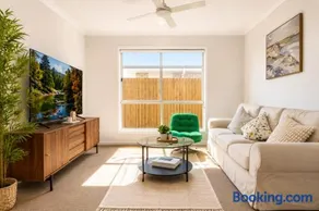 Haus Verde | 4BR Greenbank Hideout in Logan - Image 1