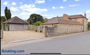Luxurious Amberley House I Near Goodwood Events I With Garden & Parking - Image 3