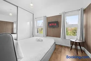 2 Bed Hale Home Free Parking Pet Friendly - Image 2