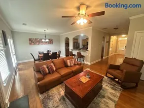 Luxury 2 Bedroom 2 Bathroom 1 half bath Condo in West Athens - Image 2