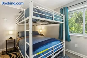 Spacious Beach Styled Oasis 3BR 2BA Pet Friendly - Image 4