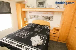 Sleeps6-FamilyFriendly-CamberSands-5MinToBeach - Image 2