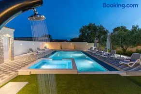 Apartman Strmota s bazenom i jakuzijem - Image 1
