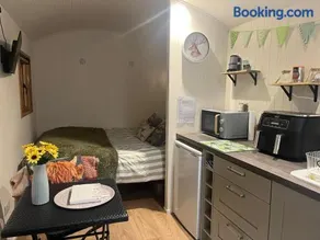 Hut in the hall - Image 2