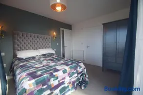 Flat 1 High Tide House, Mortehoe - beautifully designed ground floor flat with sea views and garden - Image 3