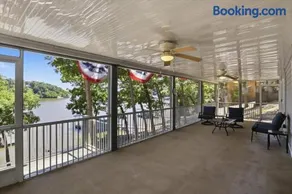Stay at This 4 Bed 3 Bath Lakefront Home With Private Dock - Image 3