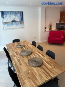 Spacious 5-Bedroom Home in Winkfield Row, Ascot - Image 3