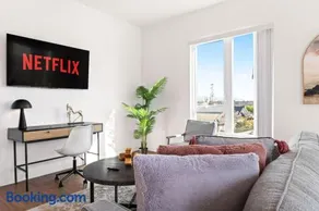 Spacious 1-BD with Stunning City Views in DTLA - Image 2