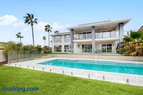 Beachfront Modern 2-Story w Ocean & Sunset Views - Image 3