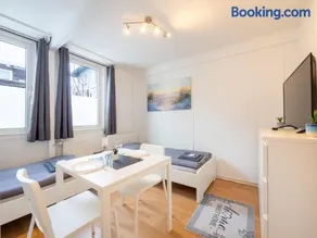 Monteurwohnung-mit-Terrasse-fuer-7-Personen-WLAN-TV-Kueche-Ahrensburg-Naehe-Hamburg-AGRP1204 - Image 2
