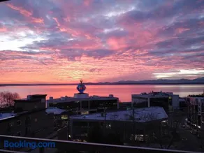Top Floor Water View Oasis near Space Needle & Cruise - Image 1