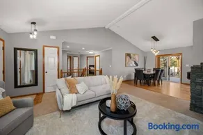 Spacious Rustic House - Image 2