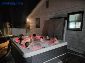 Large Vacation Home Villa- Pool, Indoor Hotub, Game Room, up to 25 guests - Image 3