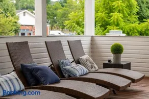 NEW King Bed,Suite,Downtown BR Southern Charm Boxcar - Image 3