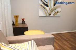Large 3 bedroom apartment in gated development - Image 5