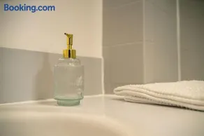 Bumble Bee Bungalow Serviced Accommodation - Image 2