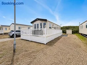 Modern 6 Berth Caravan With Full Decking At Kessingland Beach Ref 90010Td - Image 1