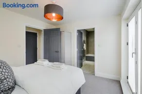 Tailored Stays - Science Park Apartments - Image 3