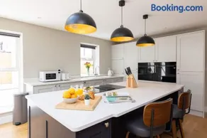 Modern 5-Bedroom Retreat Nr Coast - Image 1