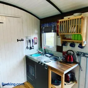 Luxury cosy carriage with electric private hot tub - Image 4