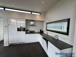 EuroParcs Bad Meersee Chalet Küstenzeit mit Zaun Haus Nr 97 - Image 3