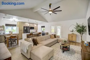 Custom Designer Home. Sleeps 9. Close to domain Q2 - Image 2