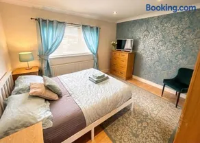 2 Bed Semi - Sleeps 4 - Fully Fenced Garden & Parking - Quiet Cul De Sac Location - Dog Friendly - Fast Wifi - Close to Motorway Access - Image 2