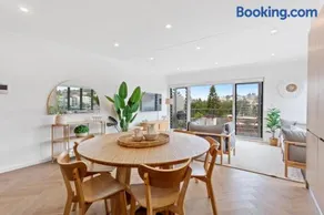 Modern Top Floor Home at Coogee Beach - Image 2