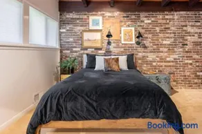 [RARE] Buckhead Mid-century Masterpiece! - Image 3