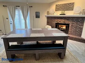 Family Fun! Sleeps 8, King Bed, 2 Queens, and Sofa Bed, Games - in Rogers - Image 2