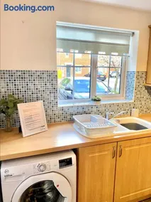 Oakley Vale House and Garden! Free Private Parking, TV, Fully Equipped - Image 4