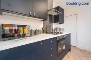 3 Bedroom Adom Home 4 Beds- 5 Mins to Hull Stadium- Close City Centre - Image 3