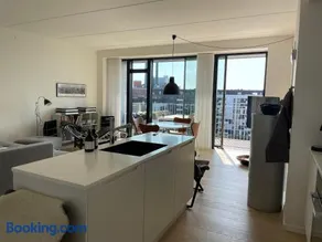 Luksuslejlighed på 7 sal med elevator, vestvendt altan og udsigt over havn og by - Image 3