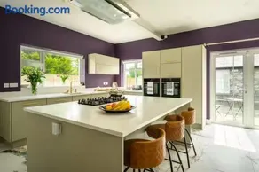 The Stone House Sleeps 10 with Parking - Image 1