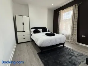 The Clare Court 6BR - Sleeps 7 - Contractor-friendly Modern Amenities Fast Wi-Fi - Free Parking - Close to Train Bus Stations Shops & Cafés I Leisure and Business Stays Welcome Contractors Tradesmen and Group Travellers - Long-stays arrangements welcome - Image 1