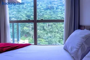 FLAT VPM - Cozinha, Varanda, Ar Cond, Estacionamento, Cama Queen, Vista Incrível, 400mb Wi-fi, TV Smart, Serviços de Streaming, Ducha Forte, Próximo a Barra da Tijuca e Recreio, 10min de carro da Praia - Image 3