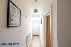 Dale Cottage - Sleeps 6, Cosy Terrace House - Image 2