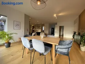Luxurious villa with free parking - Image 2