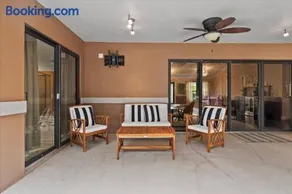Elegant, 4 BDR house with a pool and BBQ - Image 5