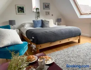 Peaceful Central Woodstock Retreat - Detached Annex with Parking - Image 3