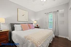 Midtown 2BR Home Near DT and G Aquarium - Image 1