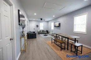3 Min to Downtown - 10 Min to Elon - Smart TVs - Image 2