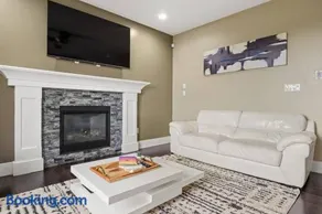 Large Detached Near Anthony Henday in Albany with 2 Living Rooms, Netflix, Office Space, AC, Perfect for Families, Sleeps 13 - Image 2